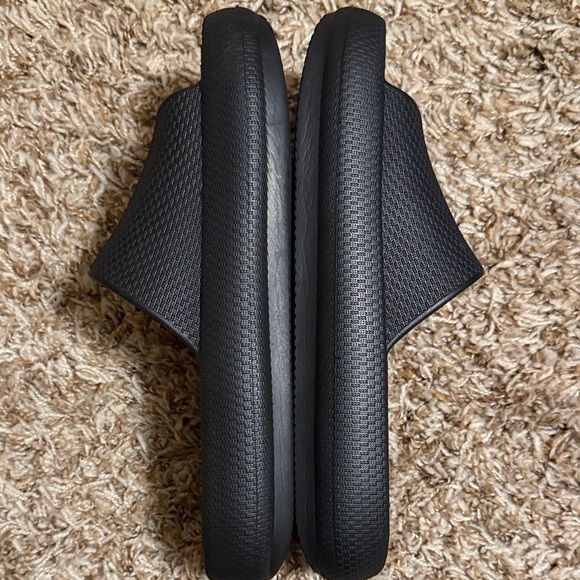 32 Degrees Unisex Black Slide Sandals - Picture 3 of 9